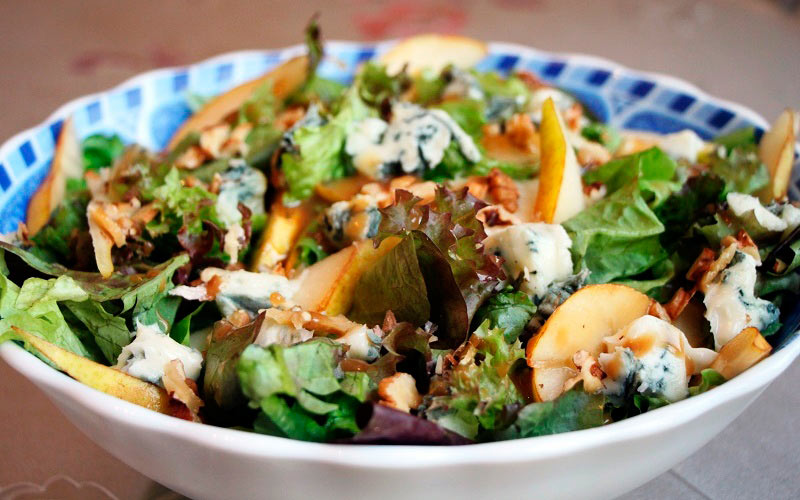 Салат из сырых овощей с рокфором