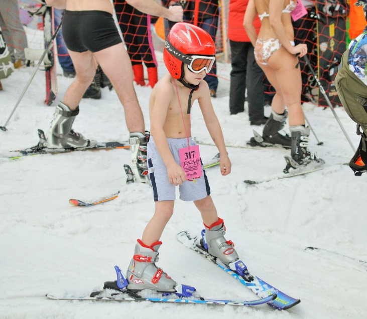 ребенок на горных лыжах