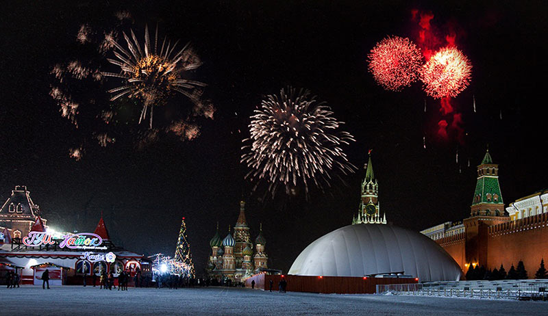 Красная площадь в новогоднюю ночь как попасть. Новогодний салют в России. Кремль елка салют. Новогодний салют Кремль. Елка Новогодняя и салют на красной площади.